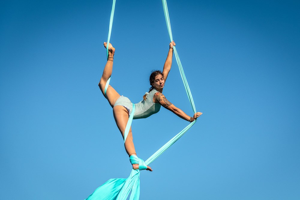 Ples na svili iznad vode - performans u pulskom Wake parku (Marijana BANKO/CROPIX)